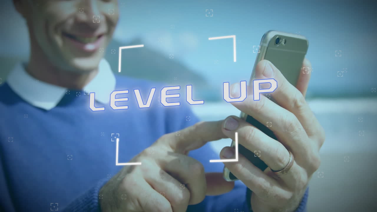 animación de procesamiento de texto y datos de nivel superior sobre empresario biracial que utiliza un teléfono inteligente