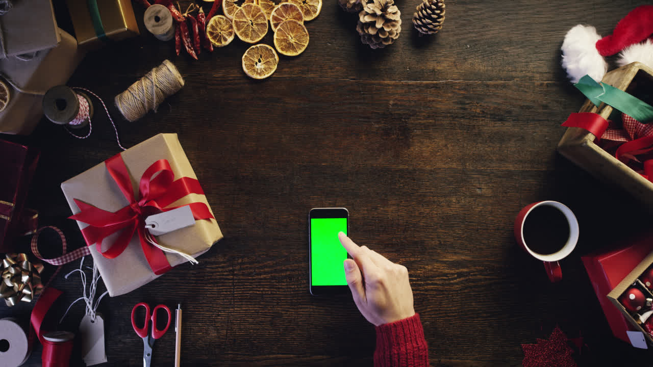 vista superior manos usando pantalla táctil smartphone tableta regalos de navidad compras en línea mesa desde arriba - dragón épico rojo