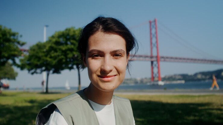 Ragazza sorridente in un parco vicino al Ponte Dom Luís I