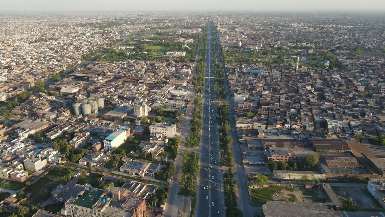 4k: Dron volando sobre una carretera concurrida en la ciudad de Punjab, Pakistán