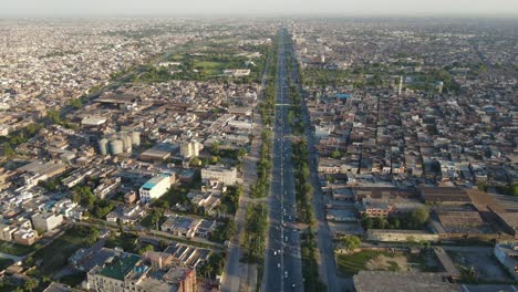 4k:-Drone-Volando-Sobre-Una-Carretera-Muy-Transitada-En-La-Ciudad-De-Punjab,-Pakistán