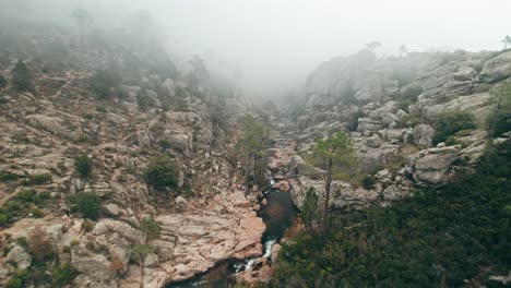 Aéreo,-Zumbido,-Niebla-Sobre-Un-Pintoresco-Río-De-Montaña,-Córcega,-Francia