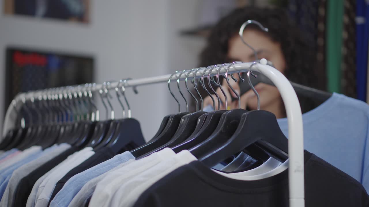 mujer mirando la ropa en el estante