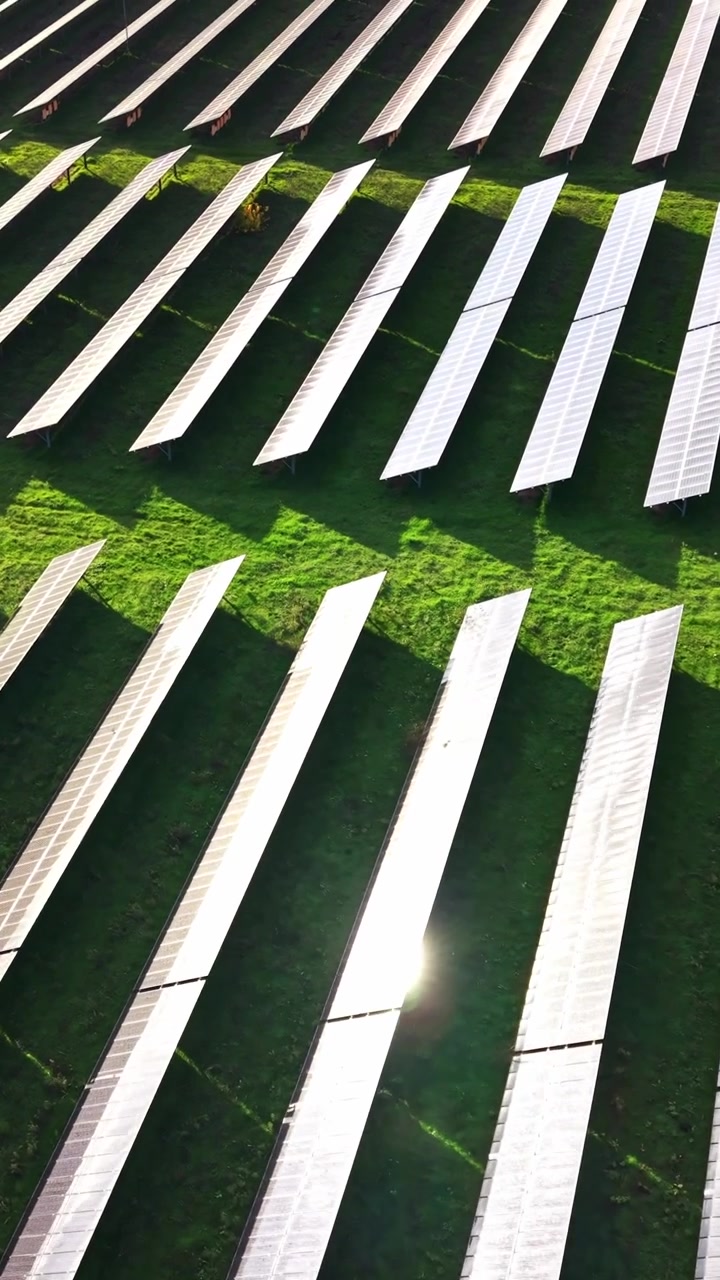 Pannelli solari che ricoprono un vasto campo in un sito di energia rinnovabile