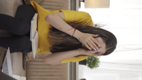 건조한 눈을 가진 여성 학생의 수직 비디오.