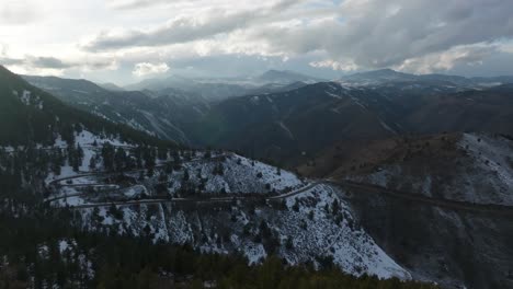 Disparo-De-Drone-Con-Plataforma-Rodante-De-La-Montaña-Lookout-En-Golden,-Colorado