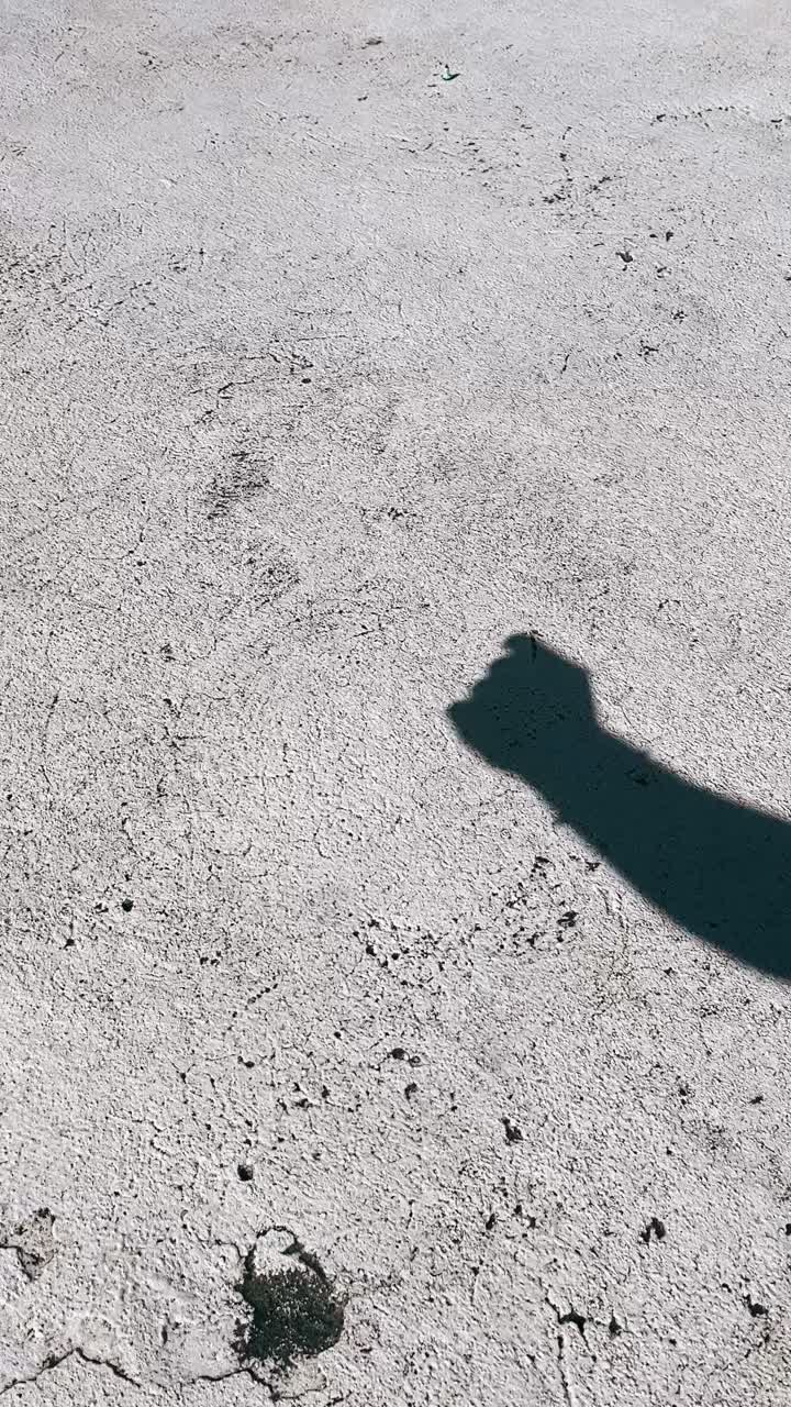 콘크리트 위에 있는 손의 그림자