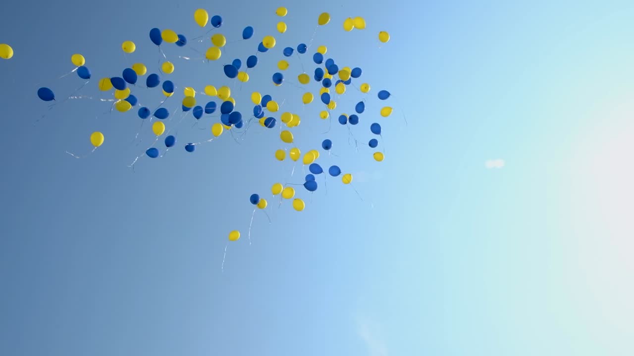 하늘에 파란색과 노란색의 풍선