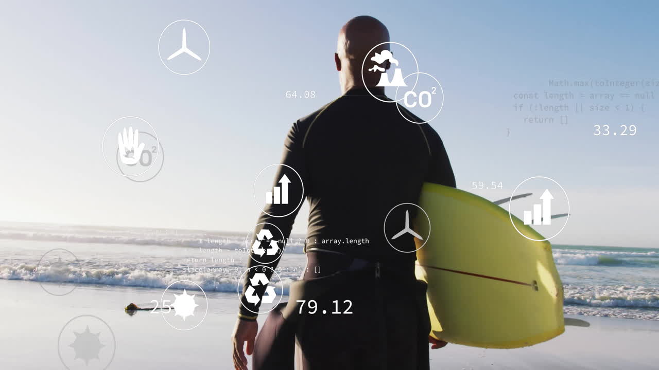 Surfista in piedi sulla battigia sabbiosa che raccoglie dati tecnologici tramite grafici fluttuanti e codice