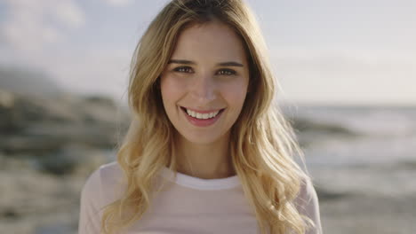 Primer-Plano-Retrato-De-Una-Encantadora-Mujer-Rubia-Riendo-Un-Día-Soleado-Y-Juguetón-En-La-Playa