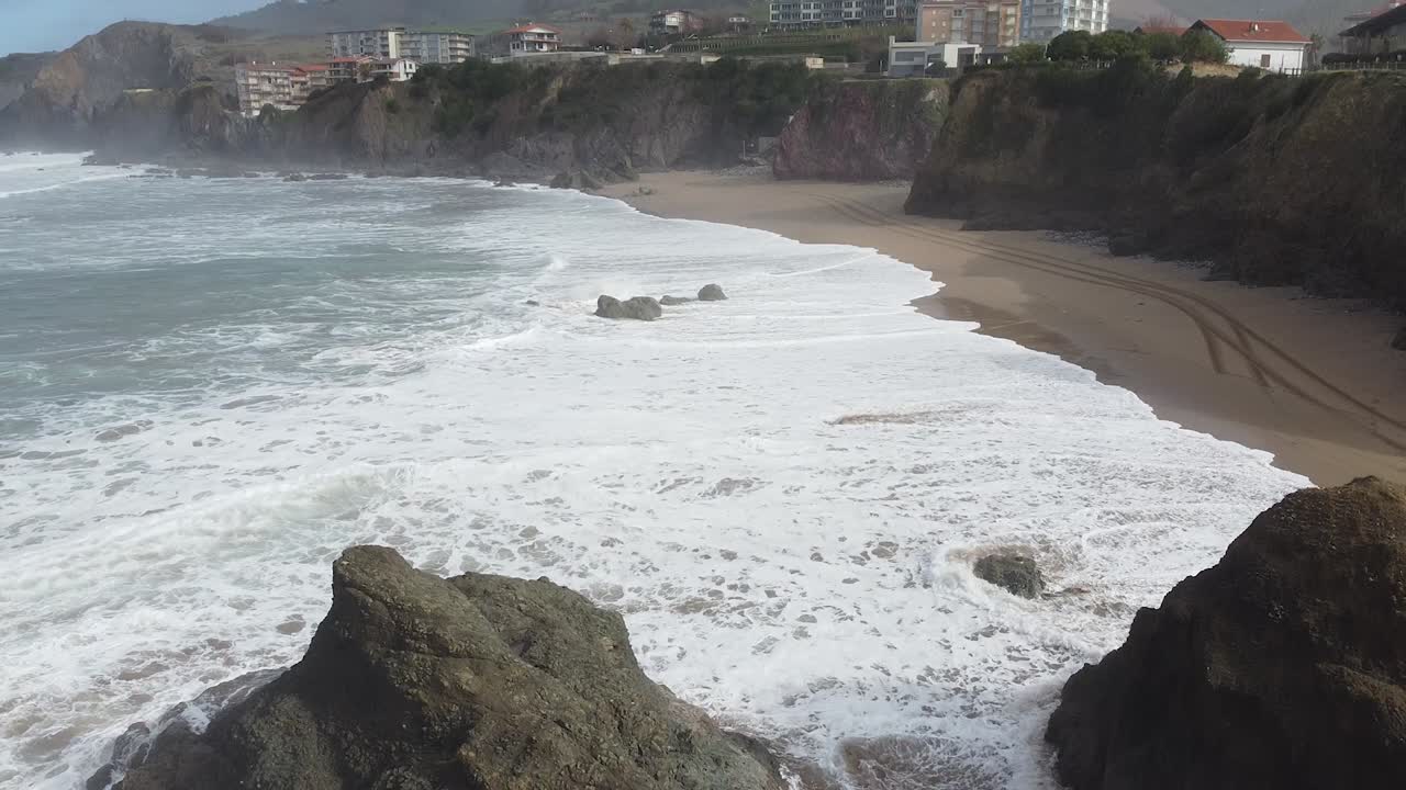 vista aérea de drones de la playa de bakio en el país vasco en un día nublado
