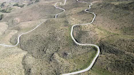 sobrevuelo de una carretera sinuosa en el paisaje árido y montañoso del sur de perú