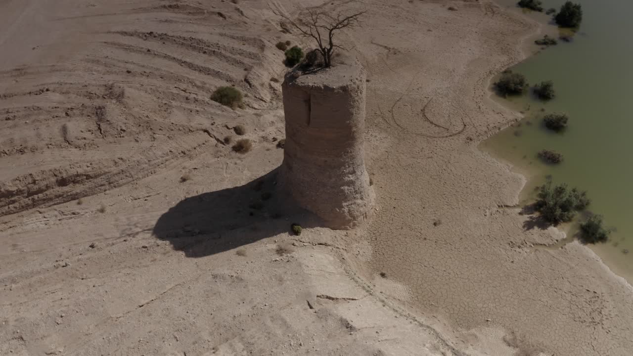 Antica Torre in un Letto di Lago Prosciugato