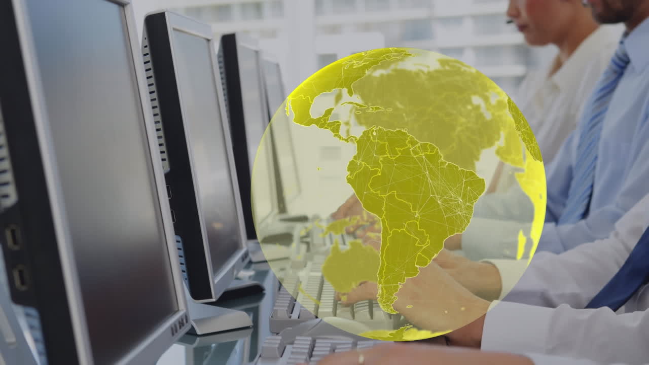 animación del globo sobre personas de negocios que usan auriculares