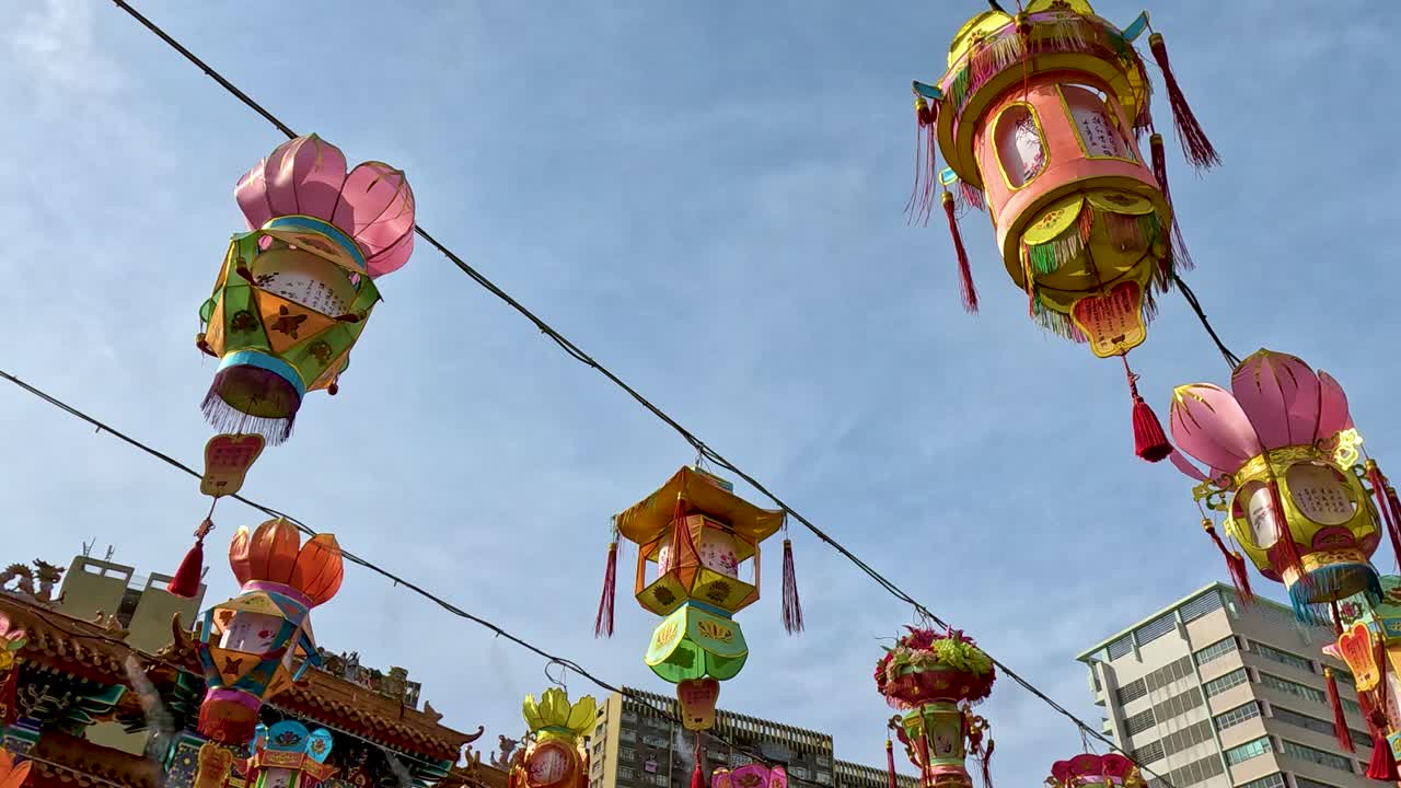 linternas colgando cerca de templos y rascacielos
