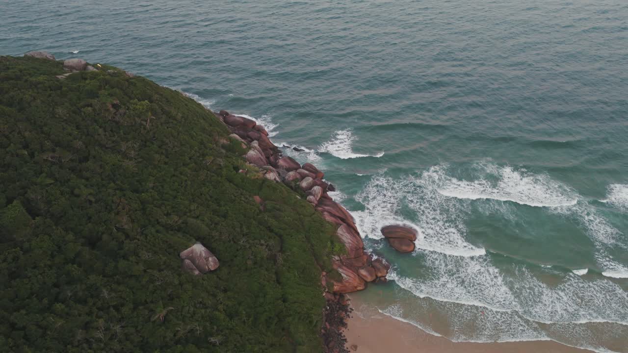una colina rocosa que sobresale en el océano atlántico a lo largo de la costa de brasil