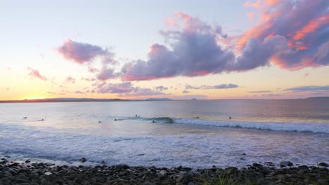 panorama de surfistas montando las olas del océano en la playa en el parque nacional de noosa en el estado australiano de queensland