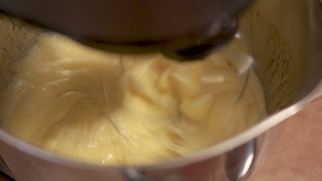 battre les œufs avec le mélangeur pour les biscuits ou le gâteau