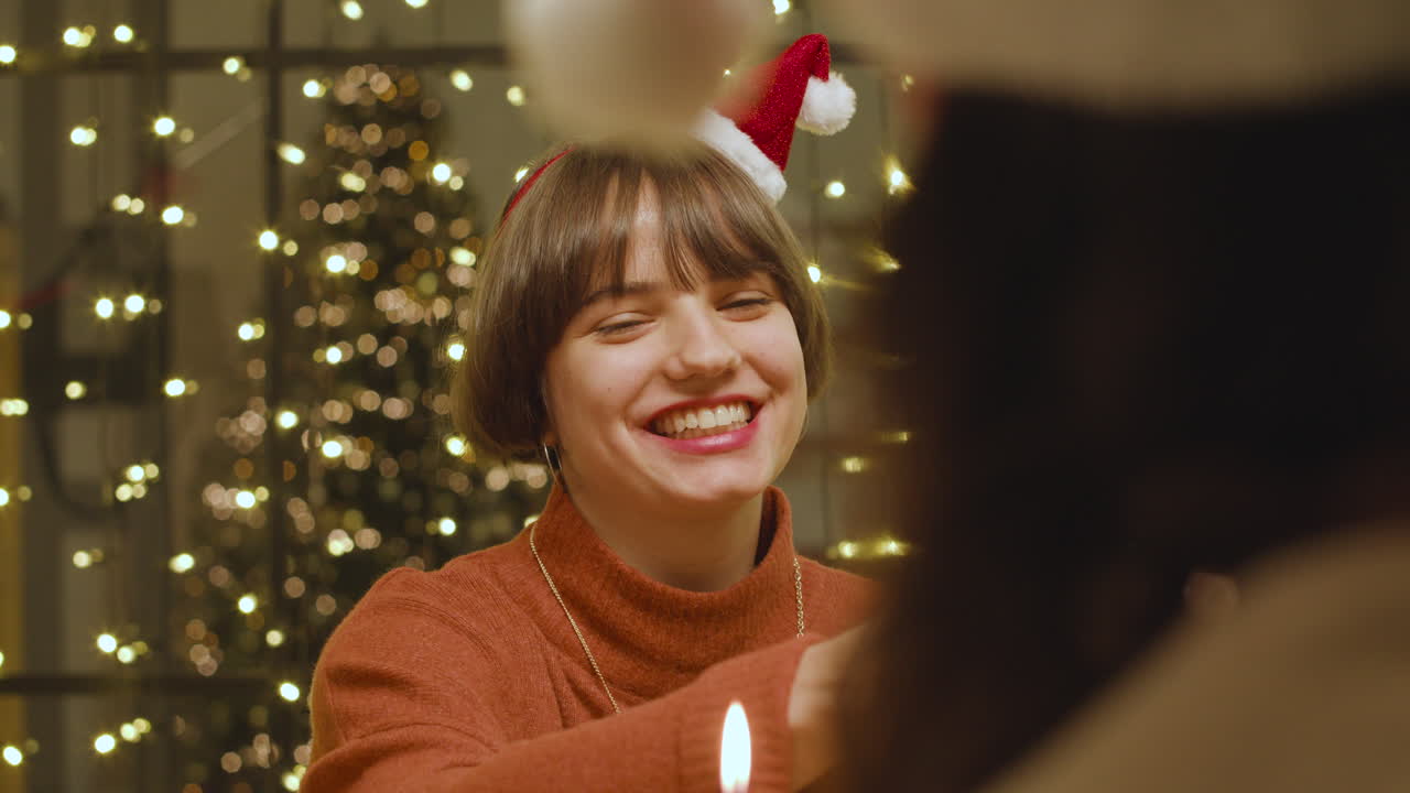 크리스마스를 축하하는 친구들