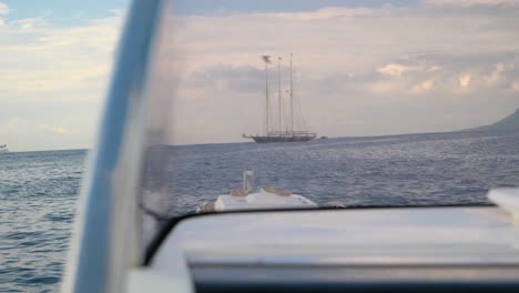 barco de vela de lujo cerca de la costa desde la cabina de un barco rápido en cámara lenta en francia