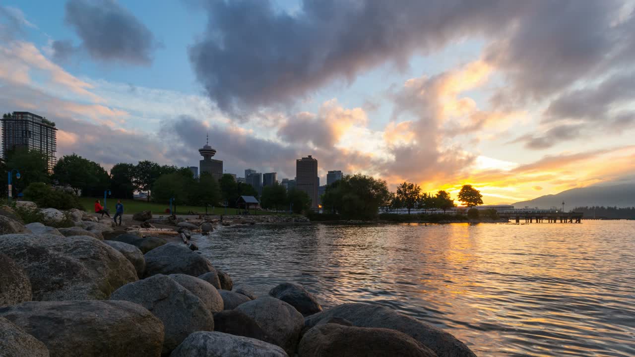 el lapso de tiempo del cielo sobre vancouver bc en crab park desde la puesta del sol hasta la hora azul 4k