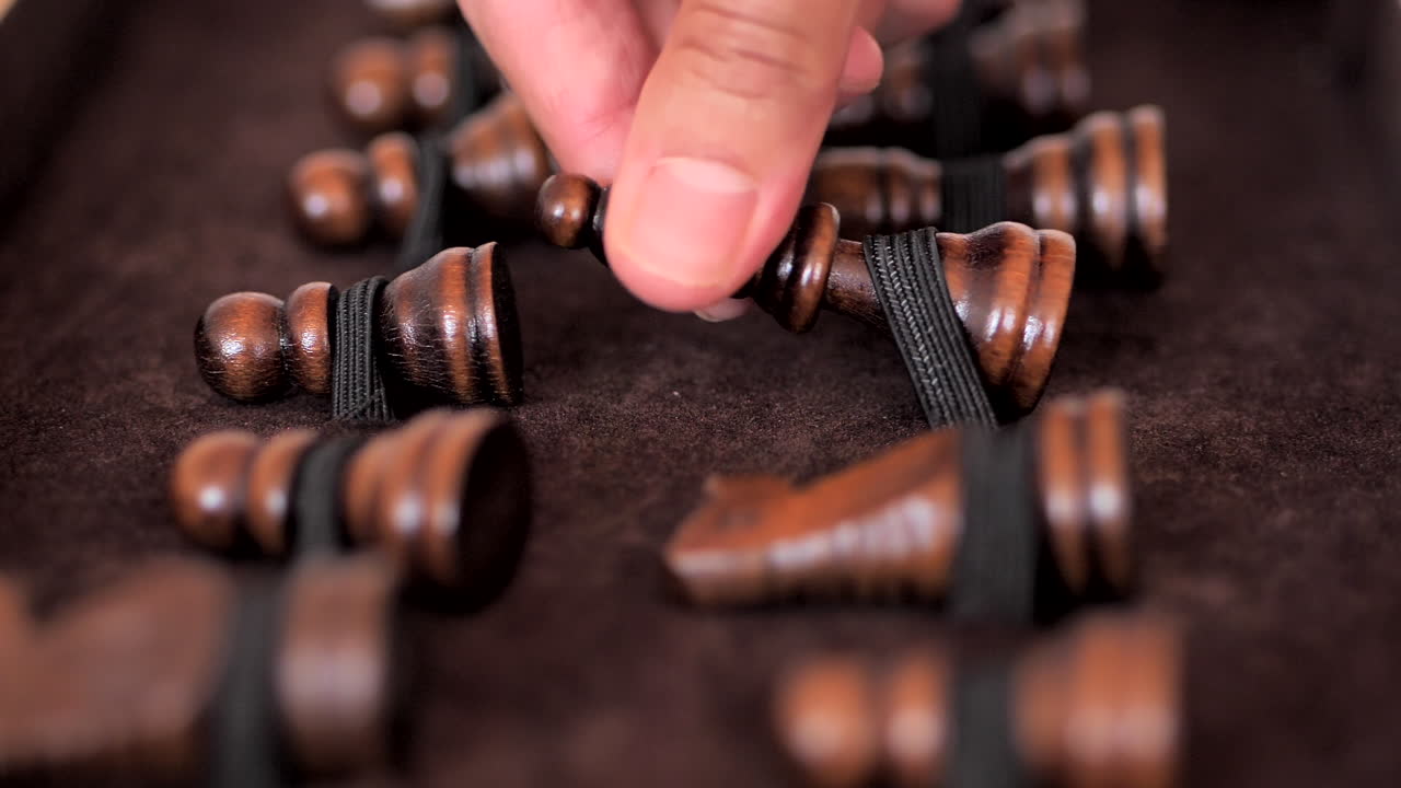 piezas negras en el caso, la mano las saca