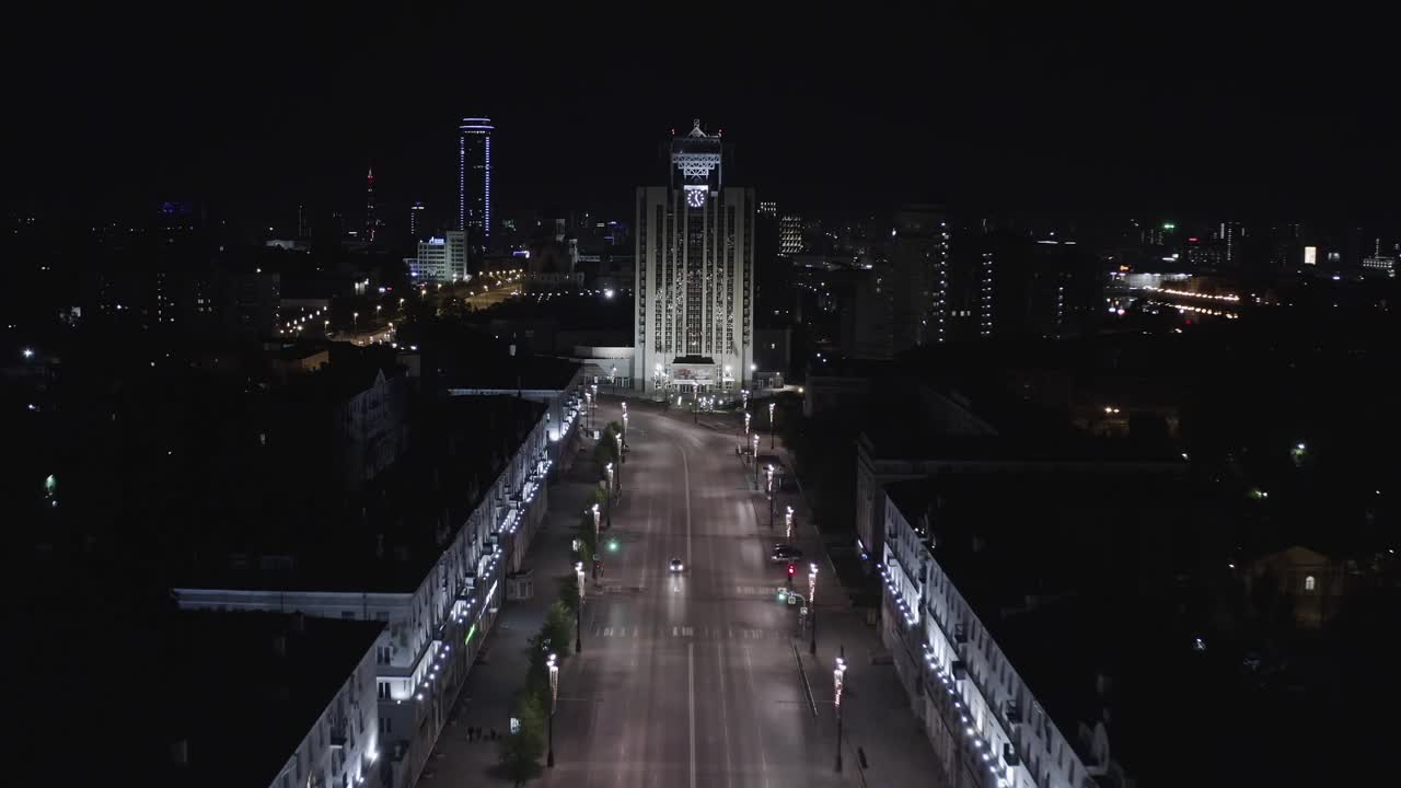 calle vacía de la ciudad por la noche