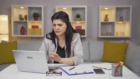 las manos de la mujer que trabaja en la oficina están temblando.