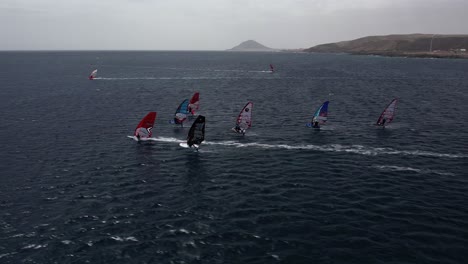 Acción-Rápida-De-Carreras-De-Windsurf-Capturada-Desde-El-Aire,-Imágenes-De-Drones-En-4k,-48-Fps