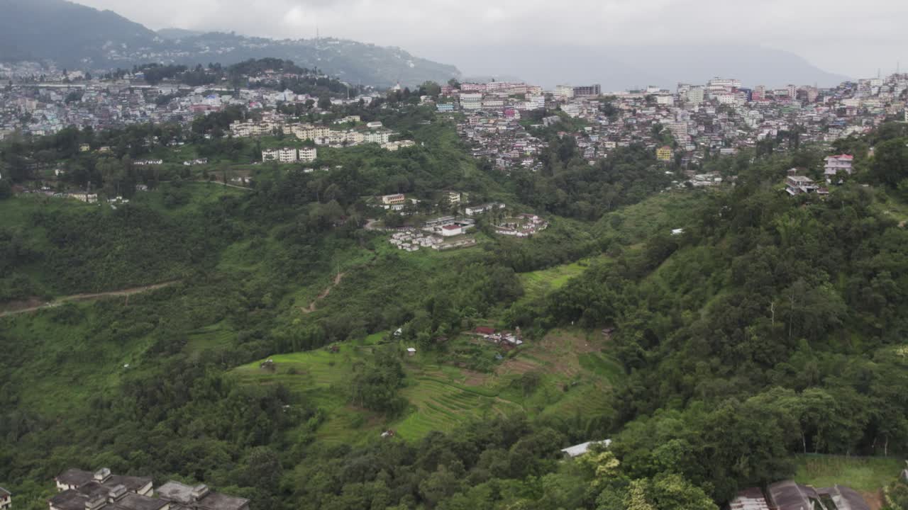 toma aérea de casa, edificio y árboles en la montaña en kohima, india