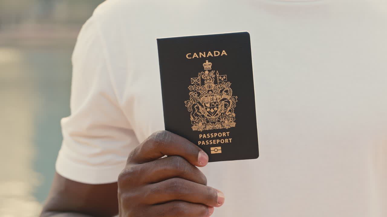 Persona sosteniendo un pasaporte canadiense