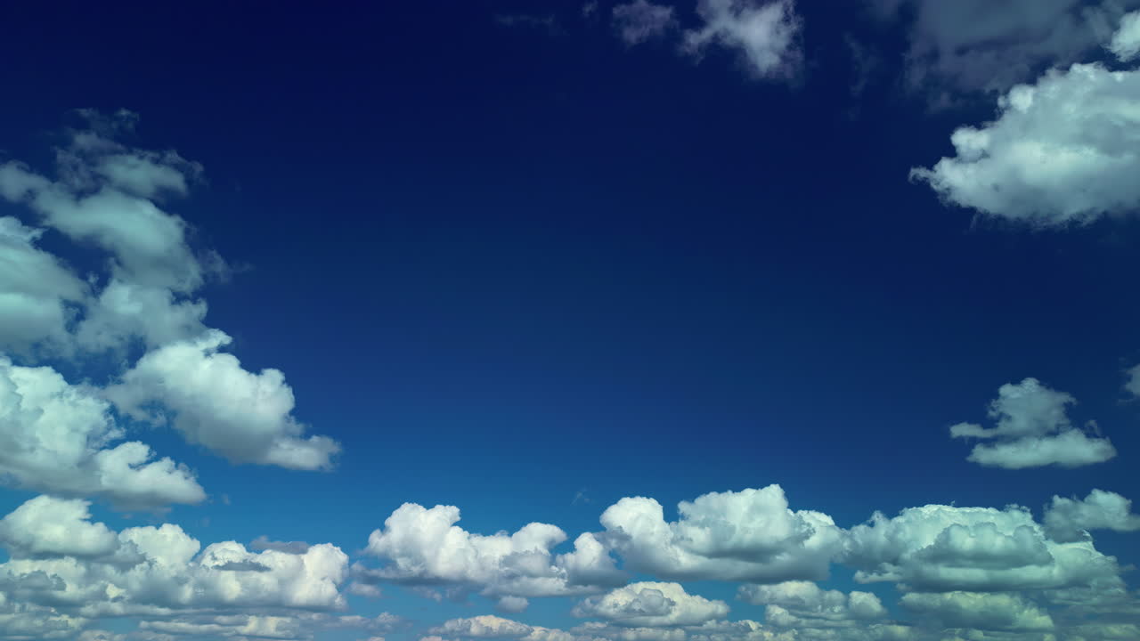구름 과 파란 하늘 의 영화적  ⁇