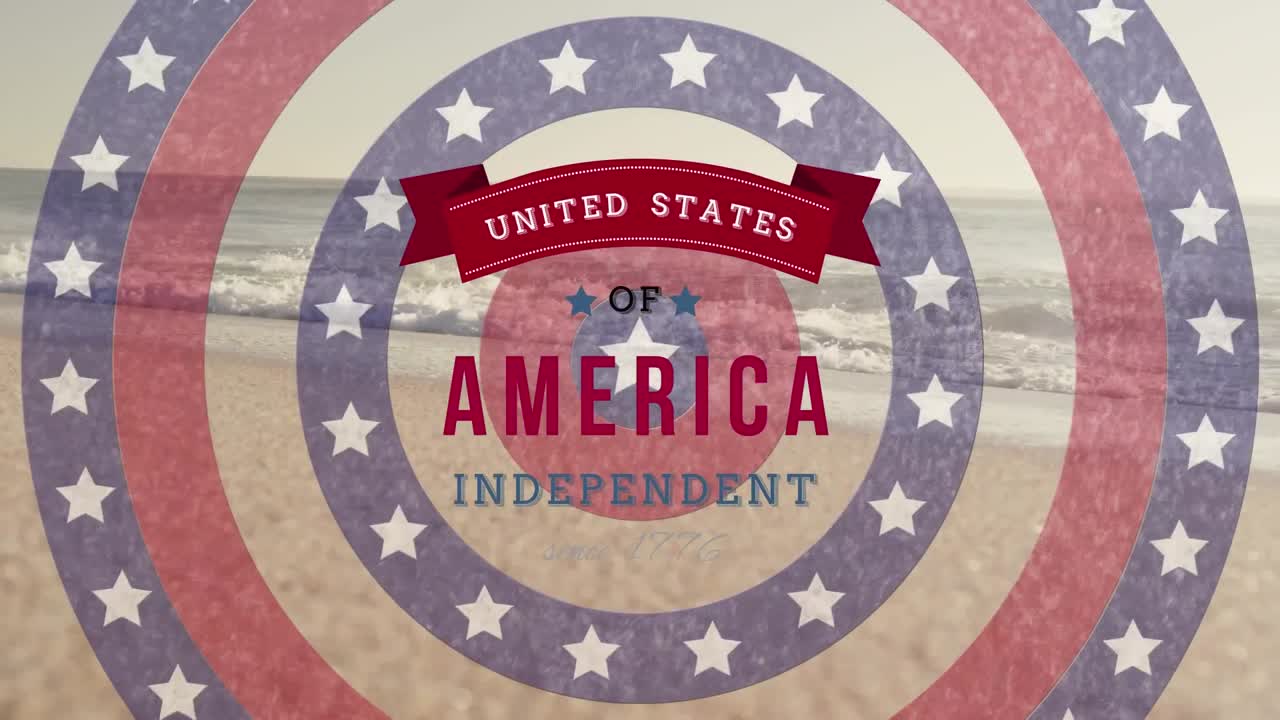 비어있는 해변의 전망에 대비하여 회전하는 원에 별 위에 독립의 날 텍스트