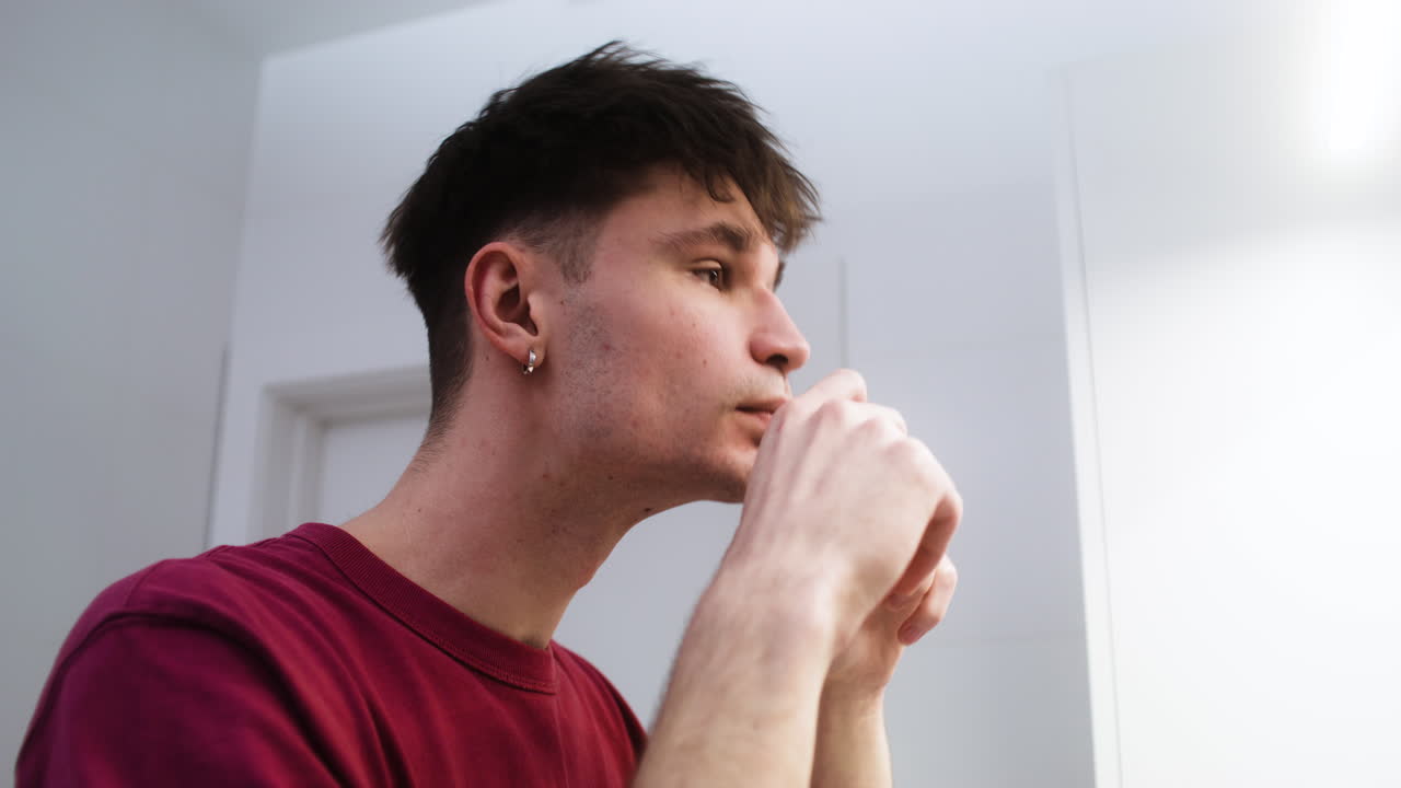 화장실에 있는 남자