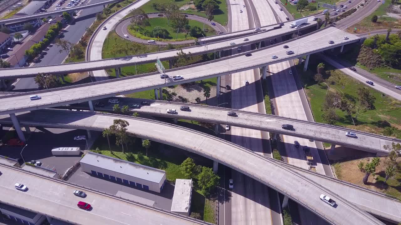 로스 앤젤레스 캘리포니아 4 근처의 광대한 고속도로 인터체인지를 통해 뛰어난 항공