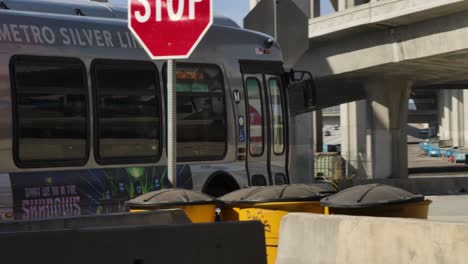 autobús conduce en la vía de tránsito del puerto bajo el