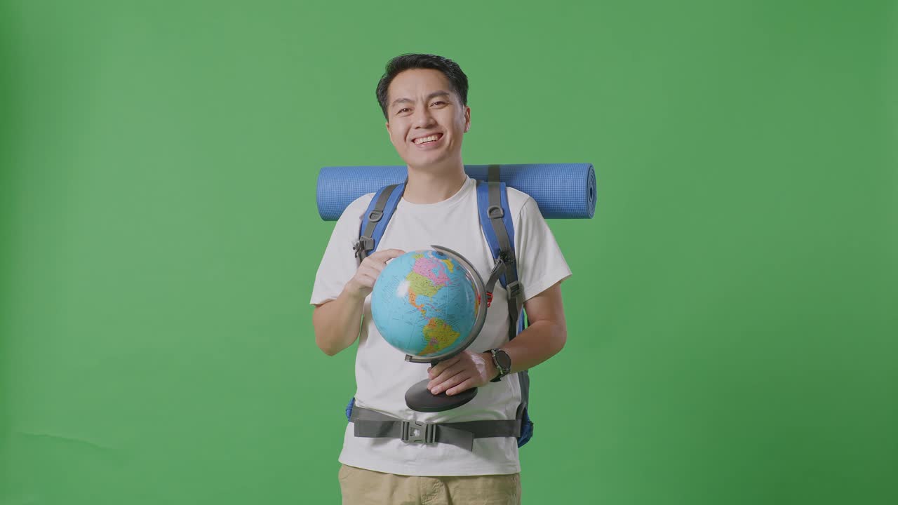 hombre con una mochila y un globo