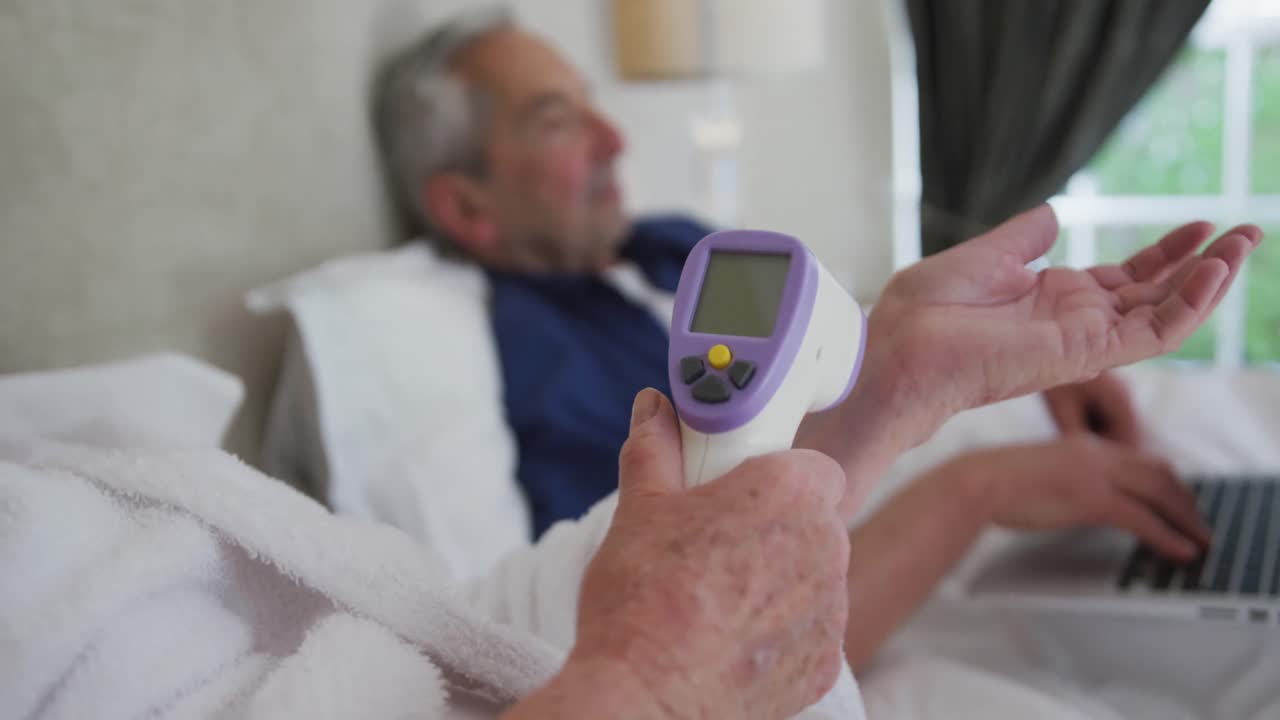 디지털 온도계로 온도를 측정하는 고령 백인 여성의 중간 섹션 36.5 de를 보여줍니다.