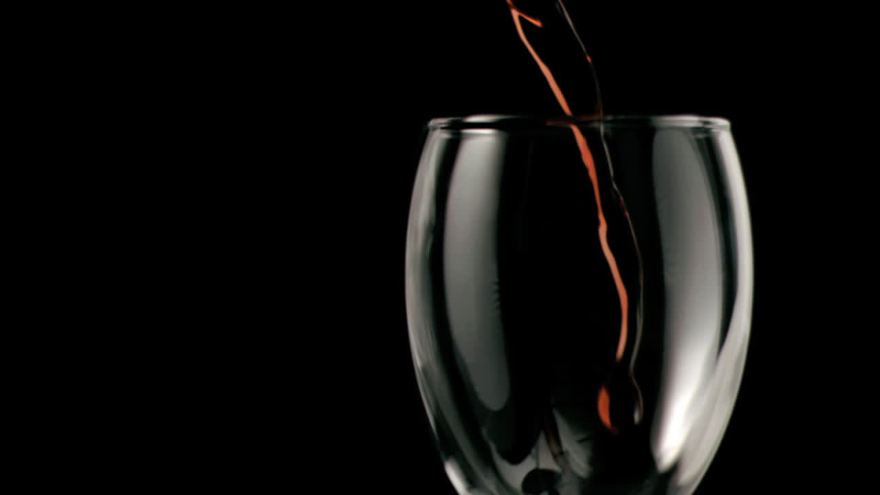 Vino rosso versato in super slow motion