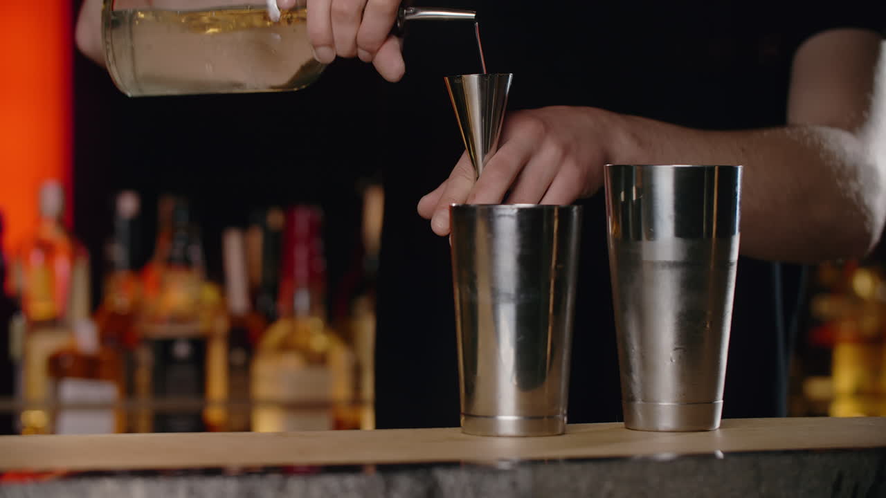 el camarero preparando cócteles.