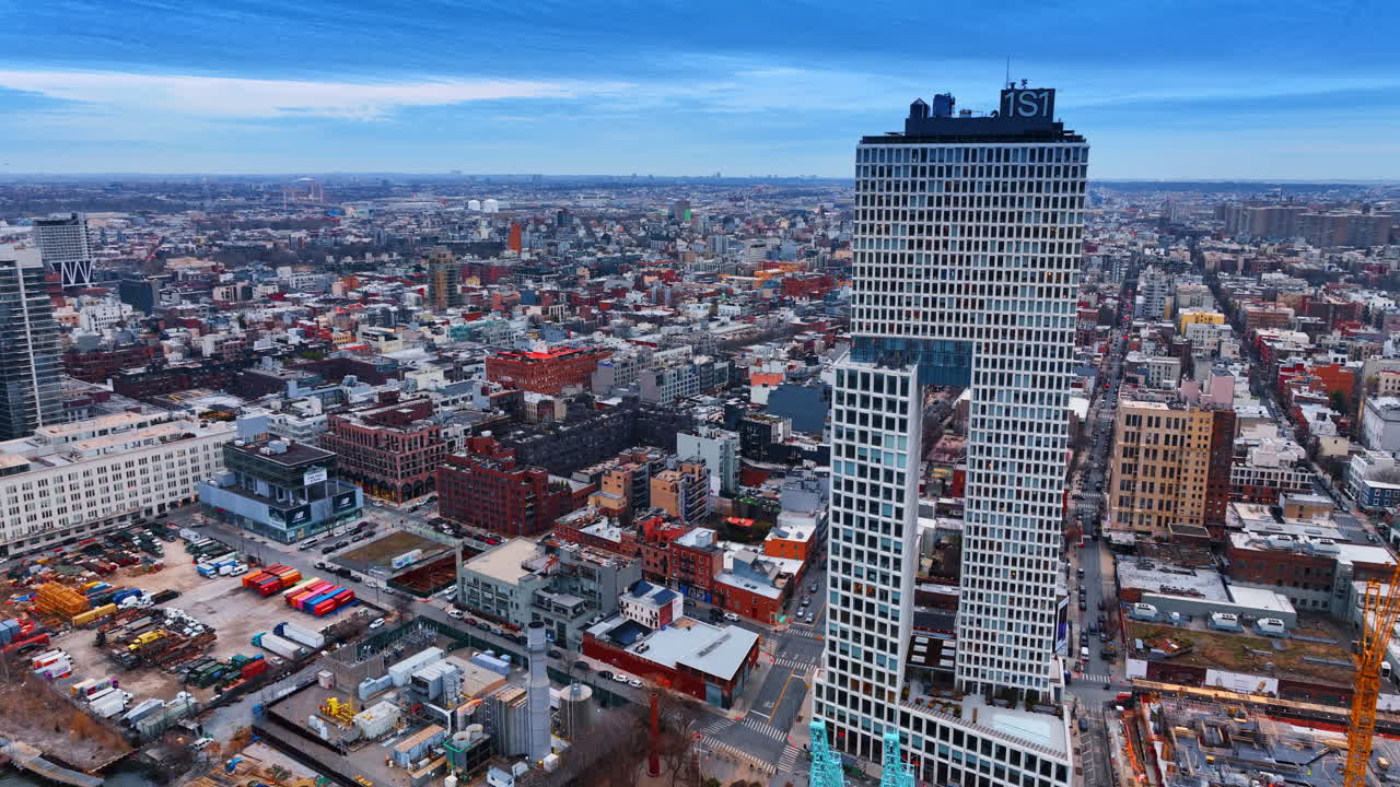 New York, USA, 5. März 2026: Moderner Wolkenkratzer mit rechteckigem Durchbruch in Brooklyn. Luftaufnahme eines Gebäudes mit weißer Gitterfassade und einer großen zentralen Öffnung im Viertel Williamsburg.