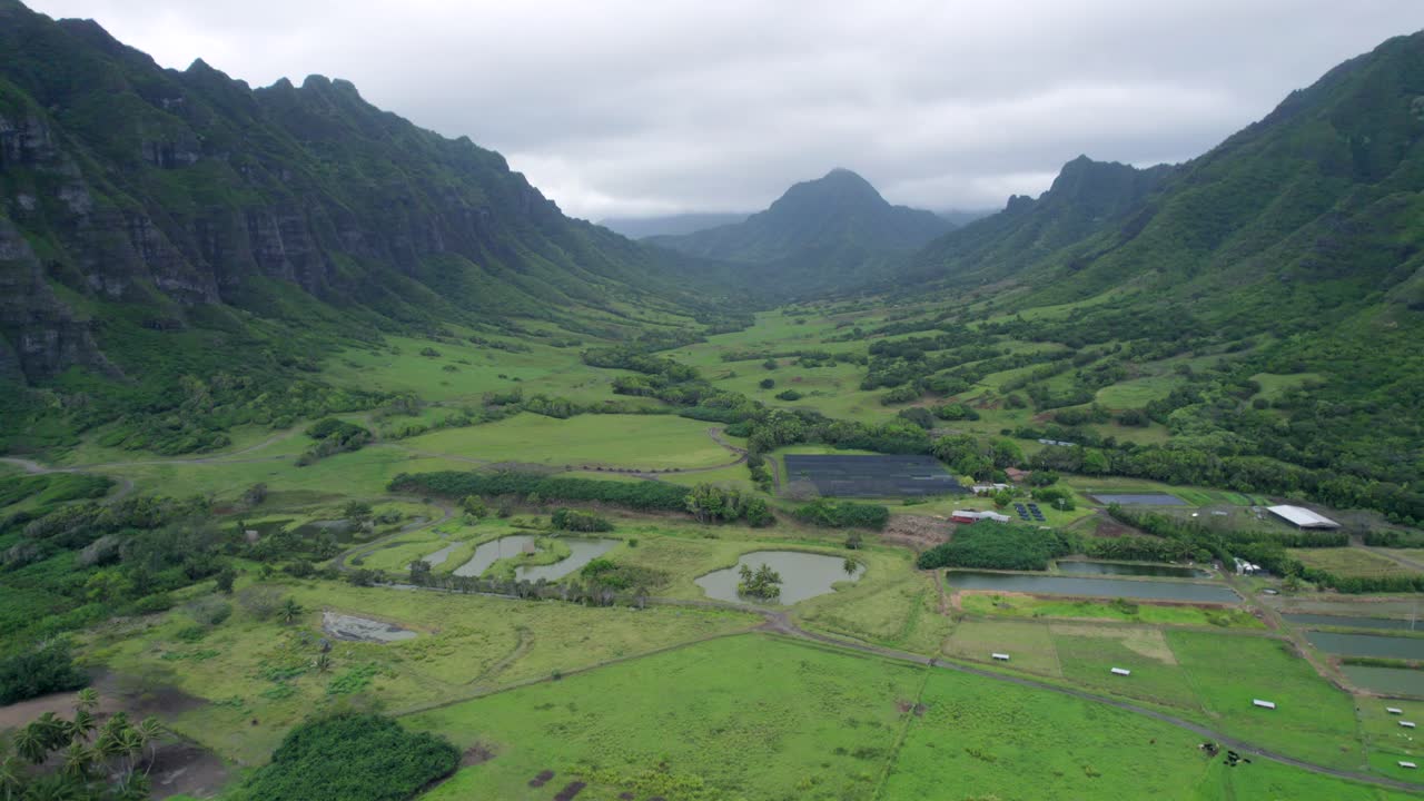 antena 4k del valle de kualoa en oahu, hawaii, estados unidos