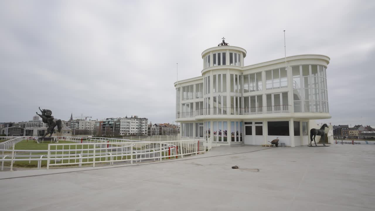 часть ипподрома веллингтон с короной бельгийского короля леопольда ii на вершине здания