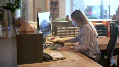 recepcionista - empleado de oficina desinfecta el teclado de la computadora en el área de recepción - imágenes de turismo covid 19