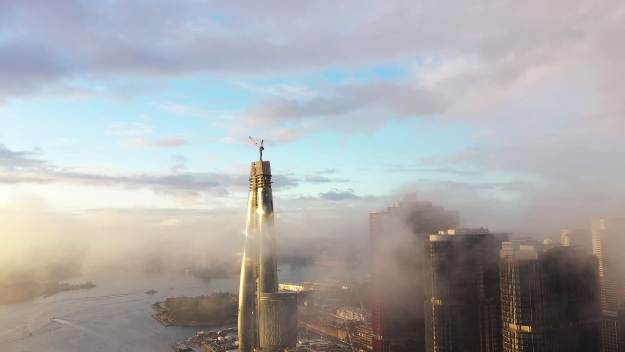 puesta del sol de sydney - casino de la corona que cuelga en las nubes