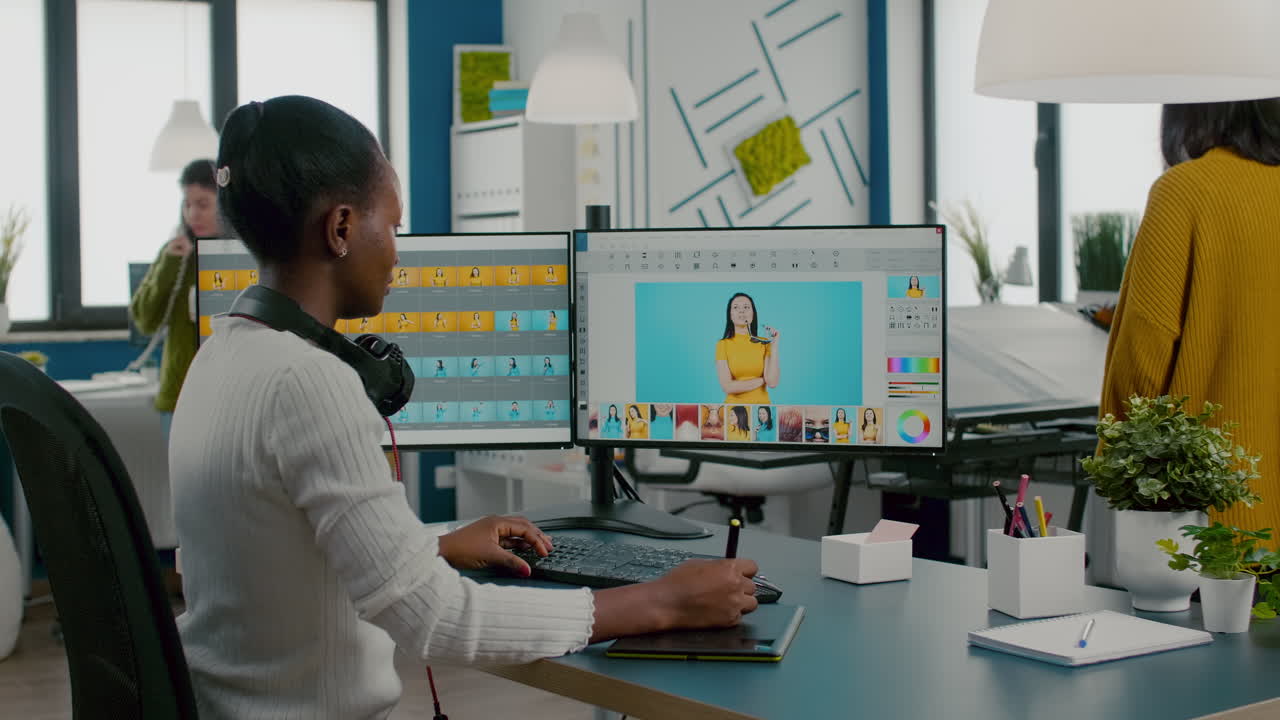 mujer africana retocadora sentada en un moderno estudio de fotos creativas