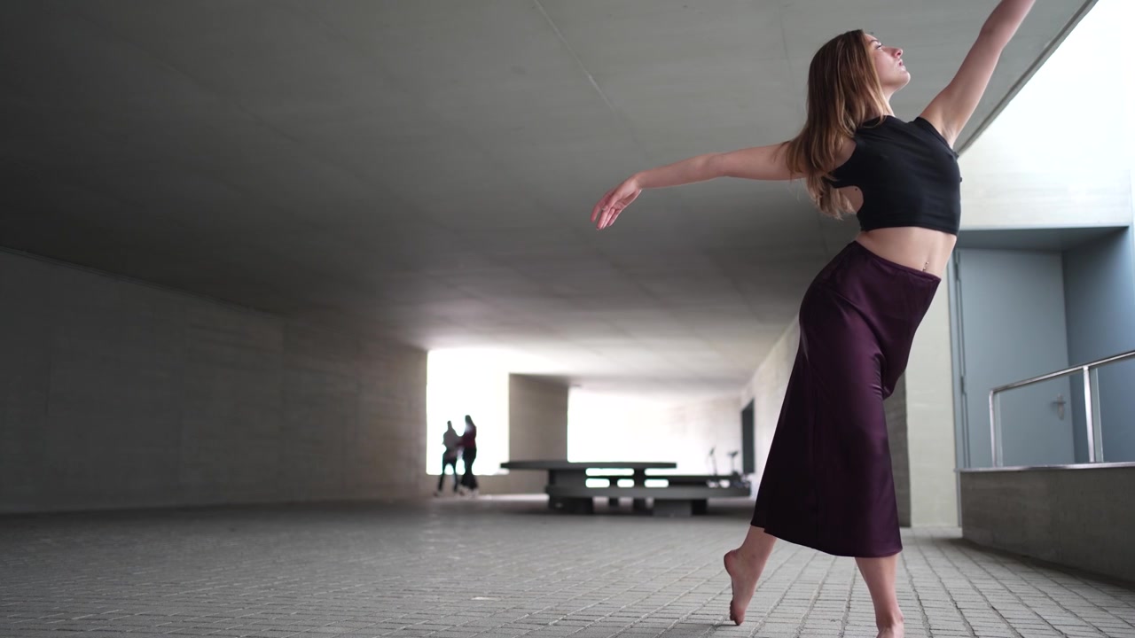 Una cautivadora actuación de danza expresiva en un entorno arquitectónico único.