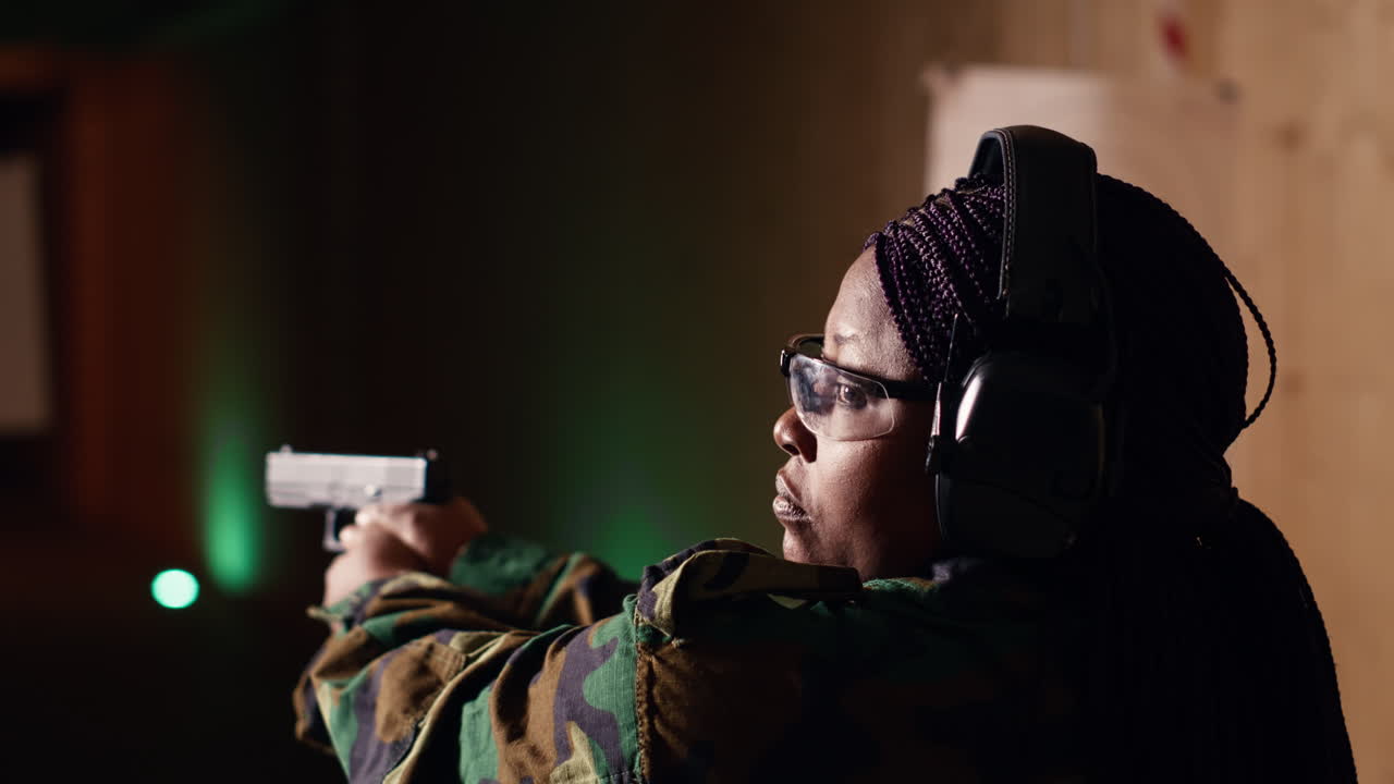 총 을 들고 사격 능력 을 개발 하는 행복 한 군인 의 초상화