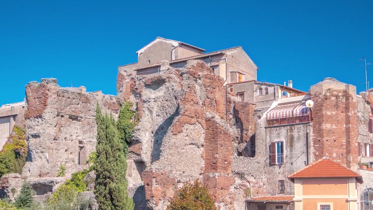 rovine storiche nella pittoresca città di Albano Laziale, Italia, attraverso questo incantevole timelapse hyperlapse. L'edificio storico, che ospita anche un affascinante museo storico