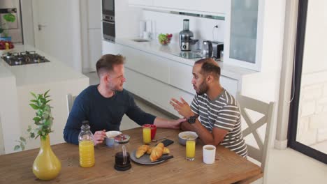 Pareja-Masculina-Gay-Multiétnica-Sentada-Desayunando-Y-Hablando